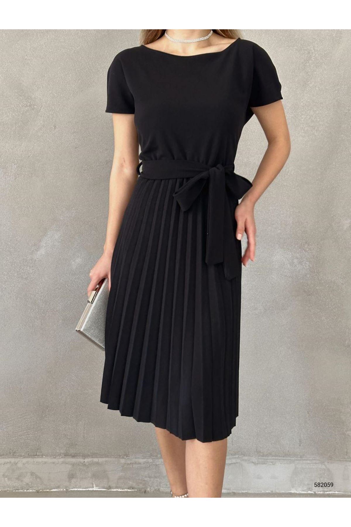Kadın Siyah Krep Kumaş Pliseli Kuşaklı Dizaltı Elbise 2E-2127